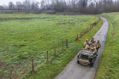 France, Eure (27), Sainte-Colombe-prés-Vernon, Allied Reconstitution Group (association de reconstitution historique de la 2éme Guerre Mondiale américain et Maquis), reconstitueurs en uniforme de la 101e division aéroportée US progressant en jeep Willys (vue aérienne)