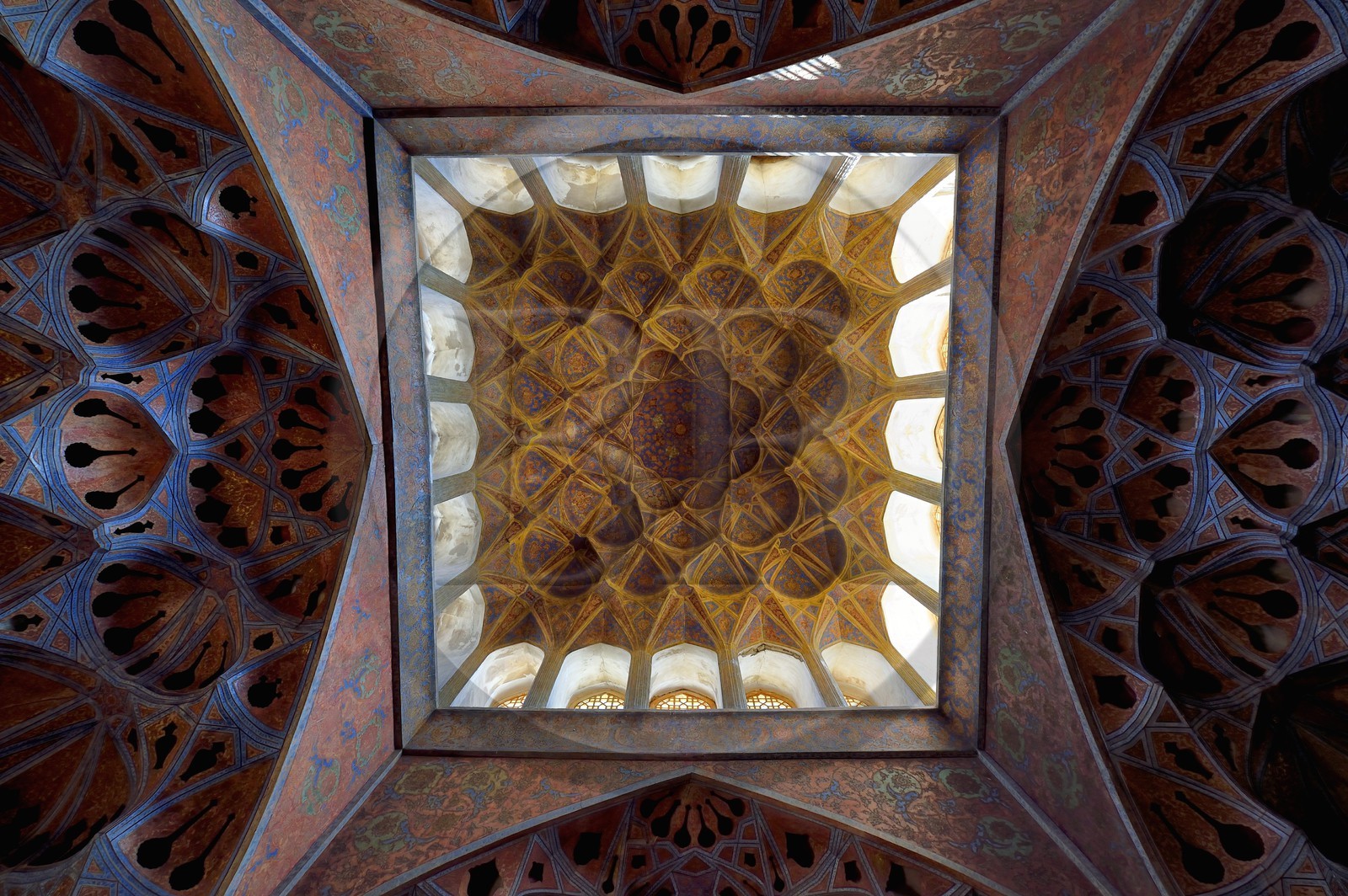 Iran, province d'Ispahan, Ispahan, place naghsh-i jahan aussi connue sous le nom de place Imam Khomeiny, palais Ali Qapu, plafond du salon de musique