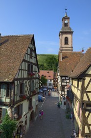 France, Haut-Rhin (68), Riquewihr, labellisé Les Plus Beaux Villages de France, maisons à pans de bois et ancienne église Notre-Dame