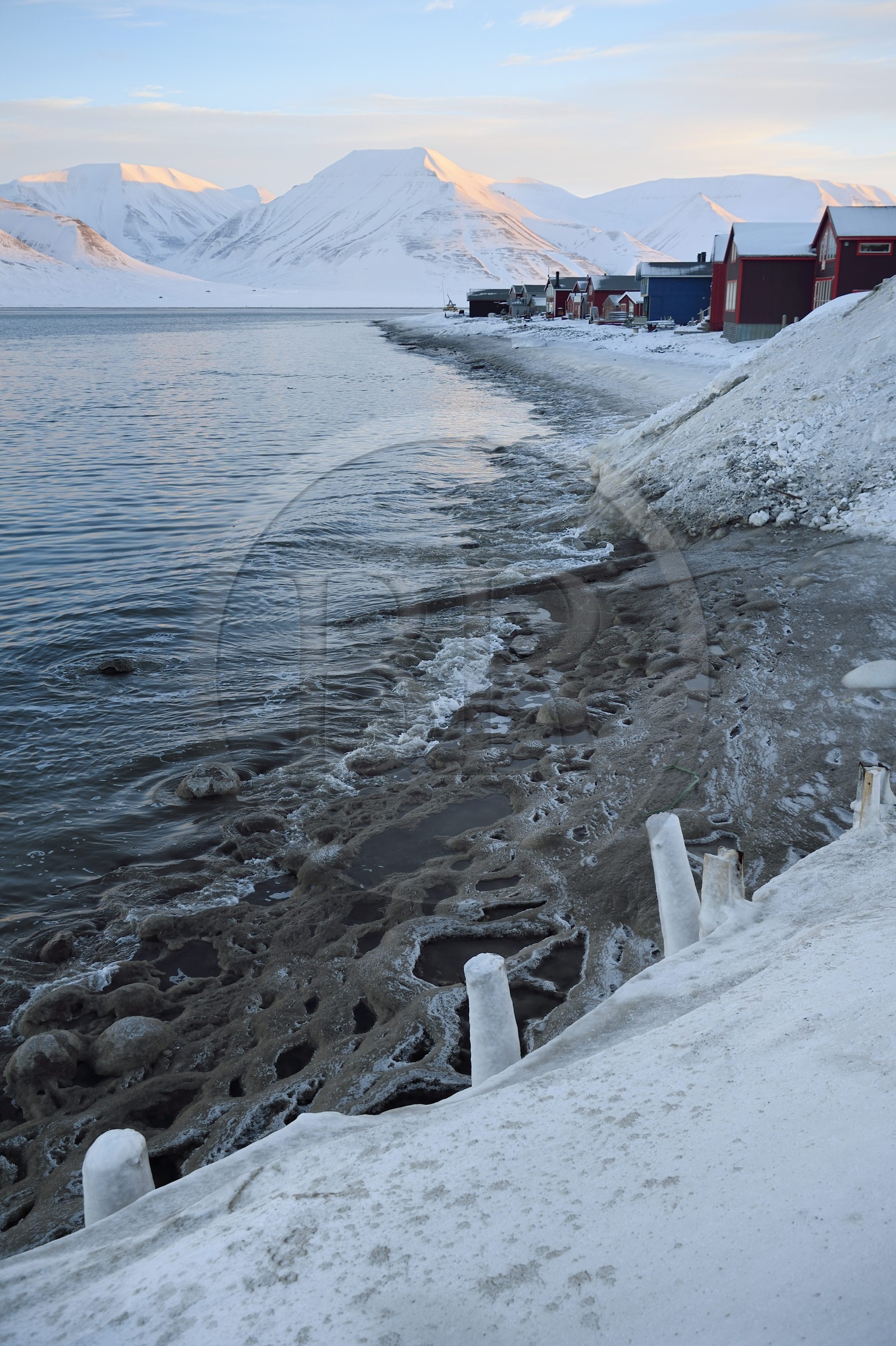 Norvège, Svalbard, Spitzberg, Longyearbyen, maisons en bois en bordure de l'Adventfjorden