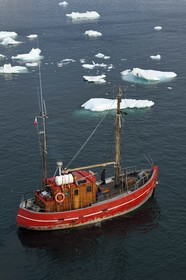Groenland, cote ouest, baie de Disko, Ilulissat, ancien bateau de pêche et iceberg