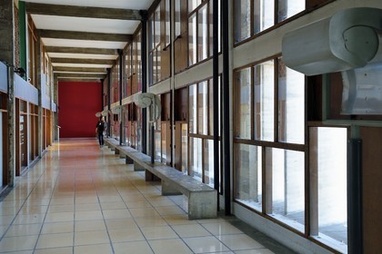 France, Bouches-du-Rhône (13), Marseille, oeuvre architecturale de Le Corbusier, classée Patrimoine Mondial de l'UNESCO, la Cité Radieuse par l'architecte Le Corbusier,  le déambulatoire entre le 3e et le 4e étage