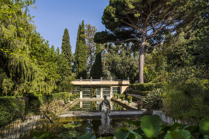 France, Alpes-Maritimes (06), Menton, le jardin Serre de la Madone, le jardin d'eau et la serre France, Alpes-Maritimes, Menton, the garden Serre de la Madone, the greenhouse