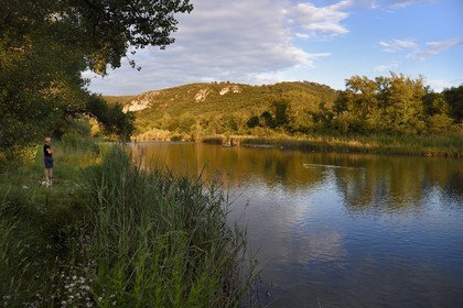 France, Alpes-de-Haute-Provence (04), parc naturel régional du Verdon, Gréoux-les-Bains, promenade du chien en bordure du Verdon