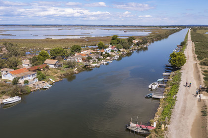 France, Hérault (34), La Grande-Motte, lieu dit des Cabanes du Roc, anciennes cabanes de pécheurs en bordure du canal du Rhône à Sète, l'étang de l'Or en arrière plan (vue aérienne)