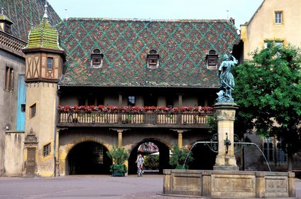 France, Haut-Rhin (68), Colmar, le fontaine Schwendi et l' ancienne douane (Kaufhaus) de 1480