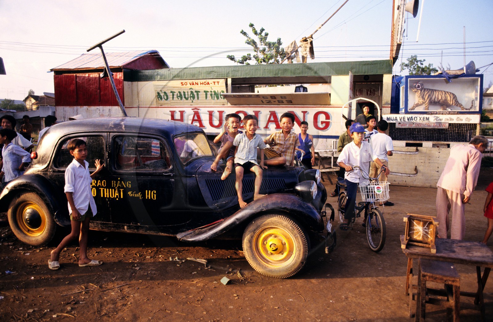 Vietnam, la ville de My Tho, vieille traction-avant Citroën roulant toujours datant du temps des français