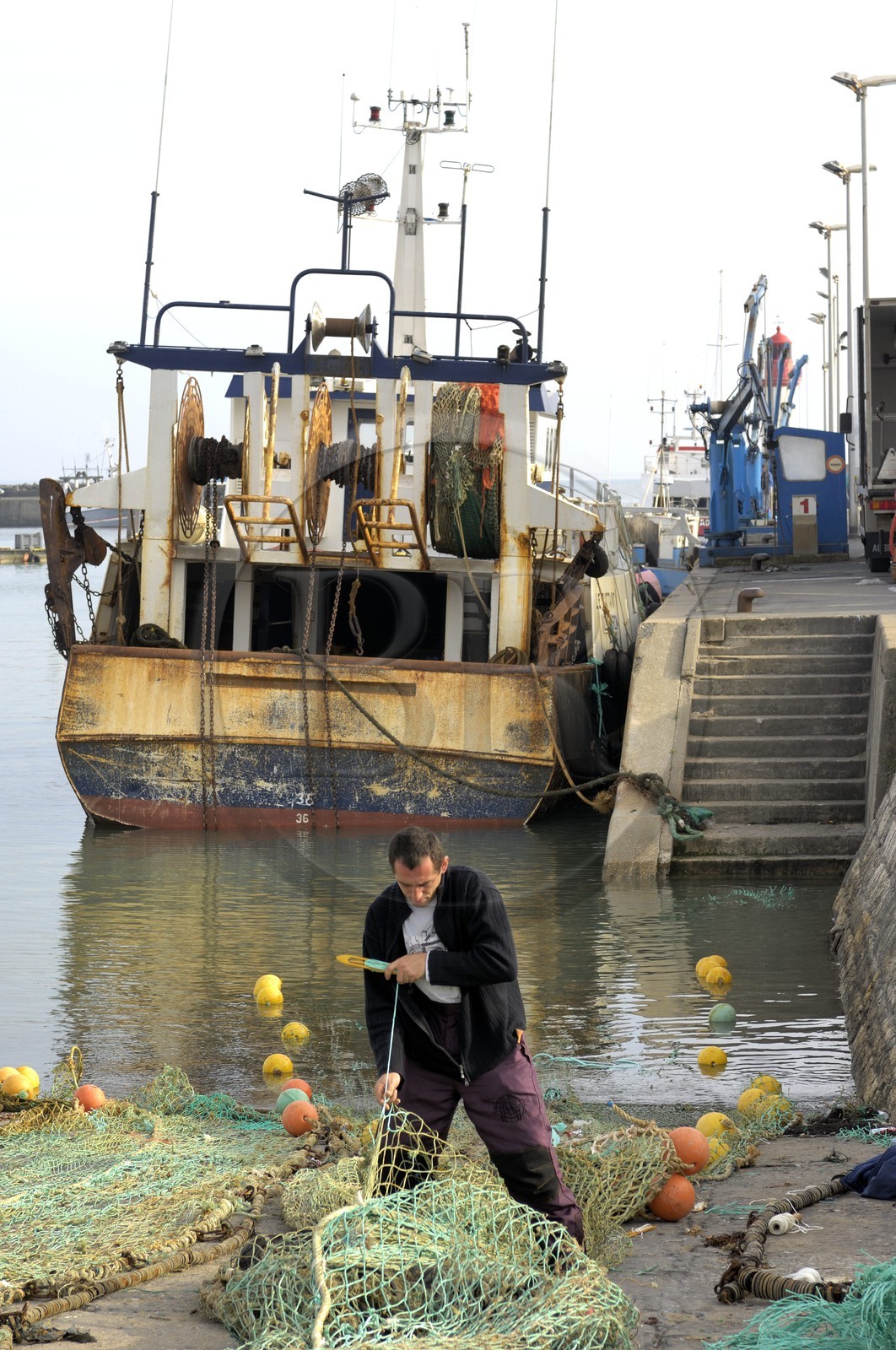 France, Charente-Maritime (17), Ile d'Oléron, port de la Cotinière, réparation des filets