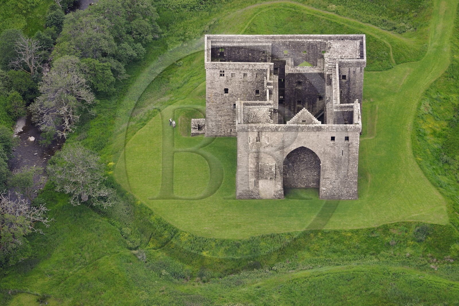 Royaume-Uni, Ecosse, région des Borders, Liddesdale, Newcastleton, Hermitage Castle construit aux XIVème et XVème siècles (vue aérienne)