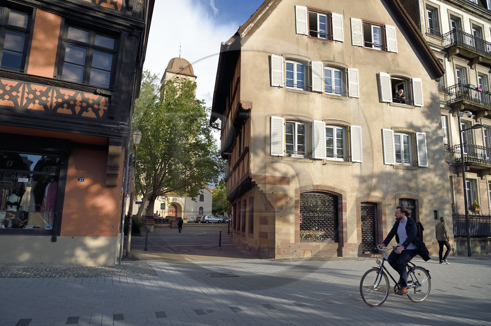 France, Bas-Rhin (67), Strasbourg, vieille ville classée Patrimoine Mondial de l'UNESCO, les bords de l'ill quai des Bateliers transformé en zone de rencontre réservée aux piétons
