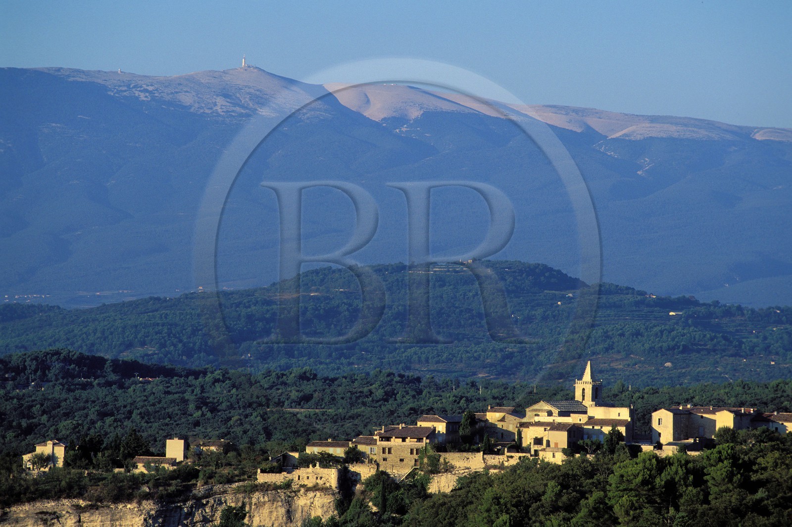 France, Vaucluse (84), Venasque, labellisé Les Plus Beaux Villages de France, le Mont Ventoux
