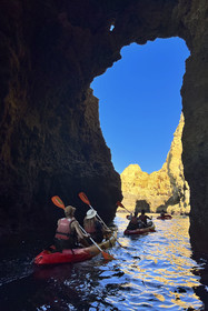 Portugal, Algarve, Lagos, randonnée en kayak au pied des falaises escarpées de la Ponta da Piedade