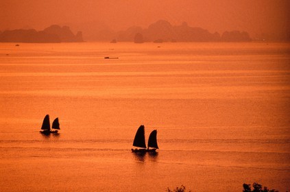 Vietnam, Province of Quang Ninh, Sunset over Halong Bay