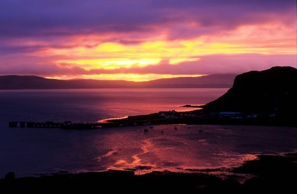 Royaume-Uni, Ecosse, région des Highlands, les Hébrides, île de Skye, Baie et port de Uig au coucher de soleil