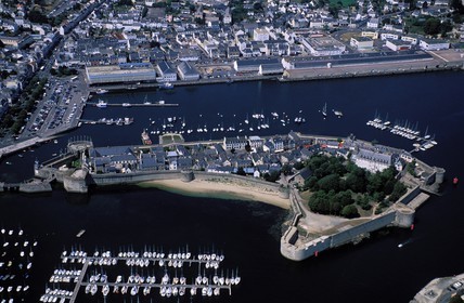 France, Finistère (29), Concarneau, la ville close entourée de remparts (vue aérienne)