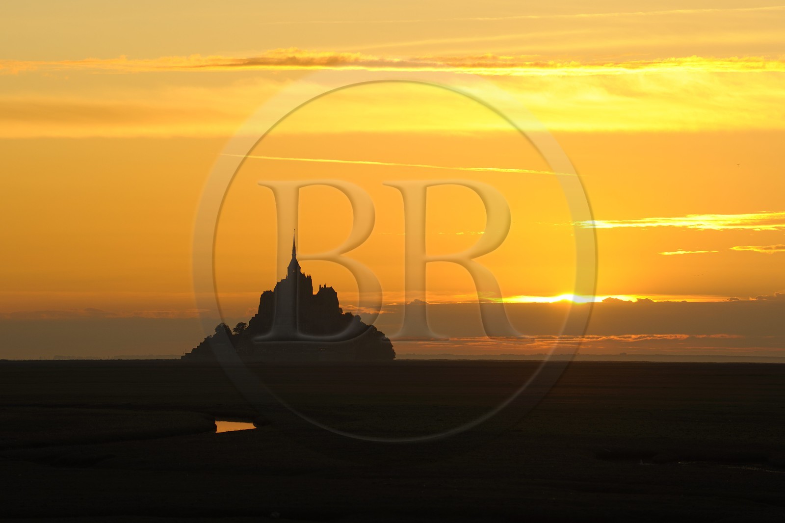 France, Manche (50), Baie du Mont-Saint-Michel, le Mont-Saint-Michel au coucher de soleil, classé Patrimoine Mondial de l'UNESCO