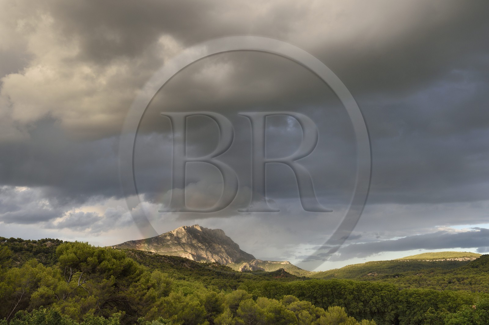 France, Bouches-du-Rhône (13), Pays d'Aix en Provence, vers le Tholonet, la Montagne Sainte Victoire, route Cézanne