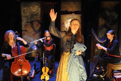 Royaume-Uni, Ecosse, théatre de Moffat, Gerda Stevenson dans la pièce de théatre musicale qui conte la vie de Robet Burns The Lasses, O de Janet Paisley dirigé par Gerry Mulgrew