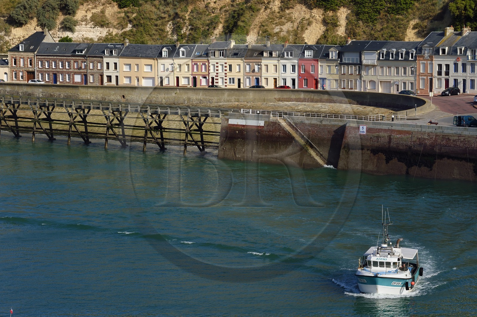 France, Seine-Maritime (76), Pays de Caux, Côte d'Albâtre, Fécamp, retour au port d'un bulotier, bateau destiné à la pêche aux bulots, en arrière plan le quai des pilotes