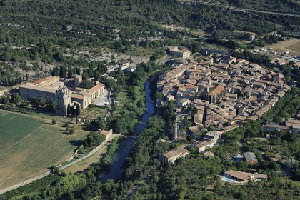 France, Aude (11), village de Lagrasse, labellisé Les Plus Beaux Villages de France, abbaye Sainte-Marie de Lagrasse (vue aérienne)