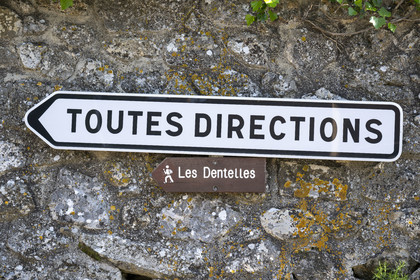 France, Vaucluse (84), Dentelles de Montmirail, Gigondas, panneau indicateur Toutes Directions