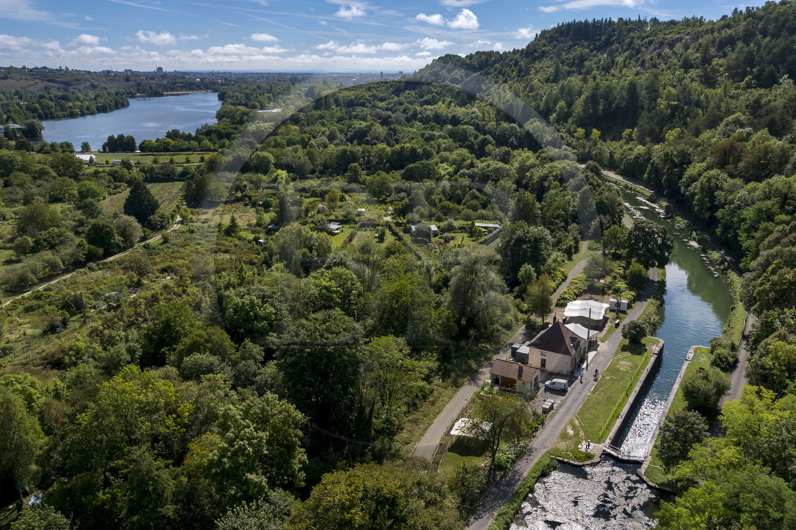 France, Côte-d'Or (21), Plombières-lès-Dijon, l’écluse 51 S du canal de Bourgogne, tiers-lieu Au Maquis animé par l’association Zutique Productions, le lac Kir en arrière plan