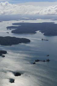 Panama, Canal de Panama, cargo panamax et ilots sur le lac Gatun (vue aérienne)