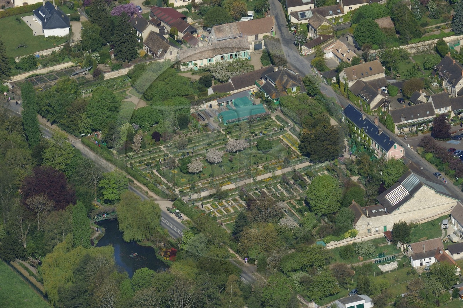 France, Eure (27), Giverny, jardin et maison de Claude Monet (vue aérienne)