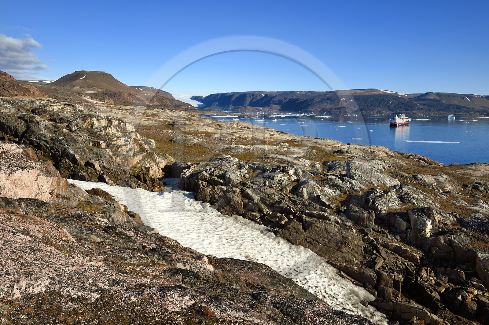 Groenland, cote Nord-Ouest, Smith sound au nord de la baie de Baffin, Inglefield Land, site de Etah dans le Foulke fjord, campement inuit aujourd'hui abandonné qui servit de base à plusieurs expéditions polaires, le bateau de croisière MS Fram de la compagnie Hurtigruten en arrière plan