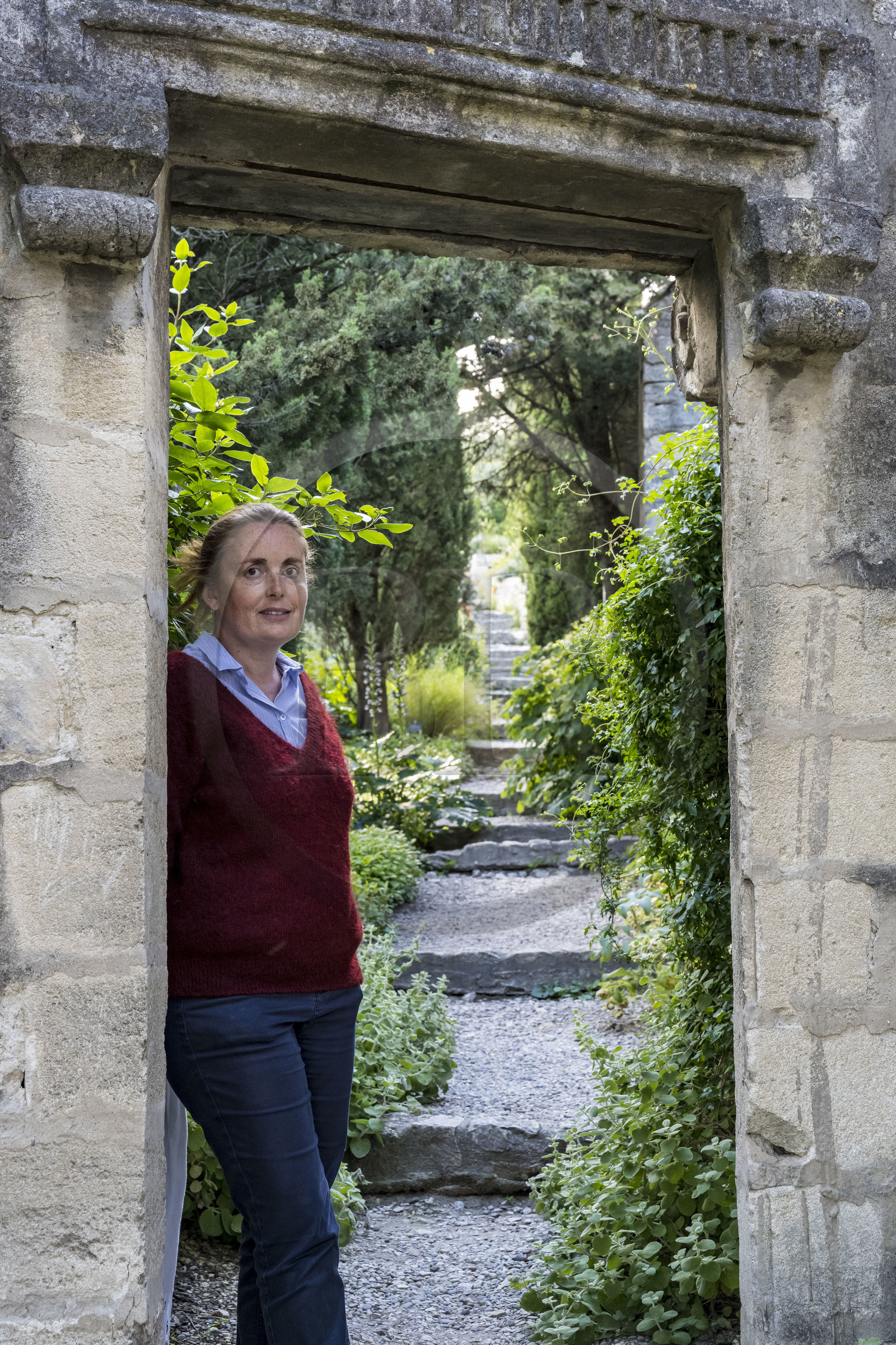 France (30), Gard, Villeneuve-lès-Avignon, Marie Viennet dans ses jardins de l'ancienne abbaye bénédictine de Saint André