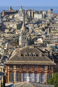 Italie, Ligurie, Gênes, le Palazzo Rosso ou palais musée Brignole qui est un des palais des Rolli classés Patrimoine Mondial de l'UNESCO dans la Strada Nuova aujourd’hui via Garibaldi, la Basilique Santa Maria delle Vigne et la cathédrale (Cattedrale di San Lorenzo) en arrière plan