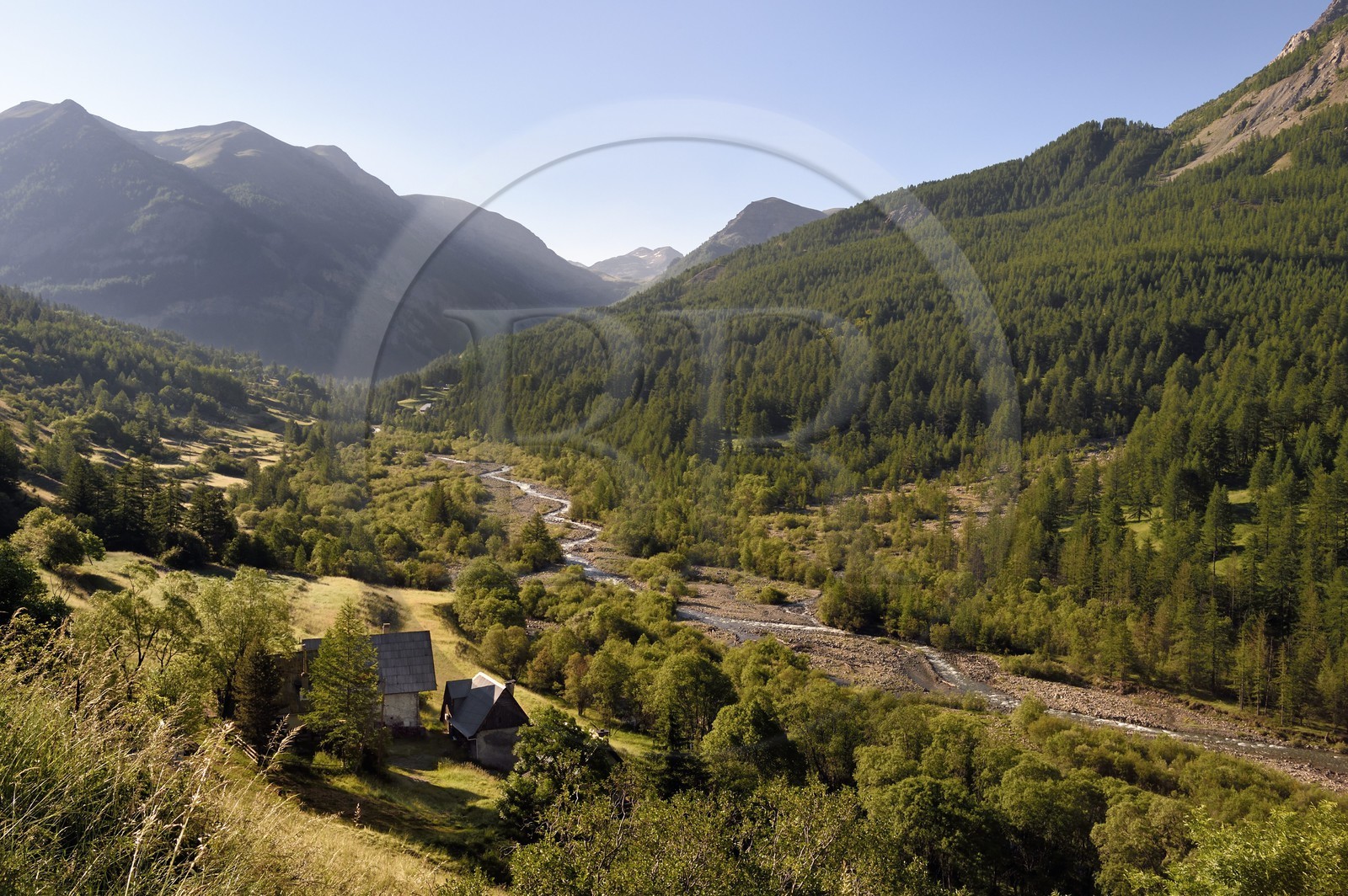 France, Alpes-de-Haute-Provence (04), Uvernet-Fours, massif du Mercantour, vallée de l'Ubaye, vallée de la Bachelard vers le col de la Cayolle (2326 m), la rivière Bachelard borde la route des Grandes Alpes