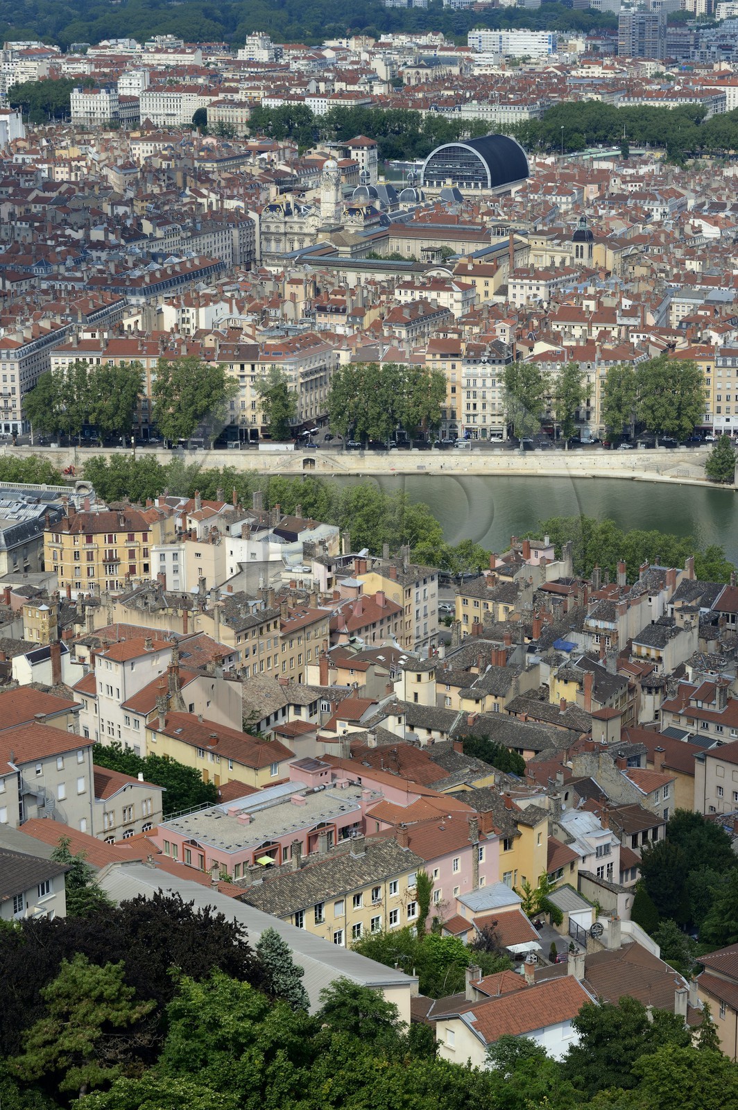 France, Rhône (69), Lyon, site historique classé Patrimoine Mondial de l'UNESCO, le Vieux Lyon en premier plan, la Saône, l'Hôtel de Ville sur la Place des Terreaux et toit noir moderne de l'Opera en arrière plan
