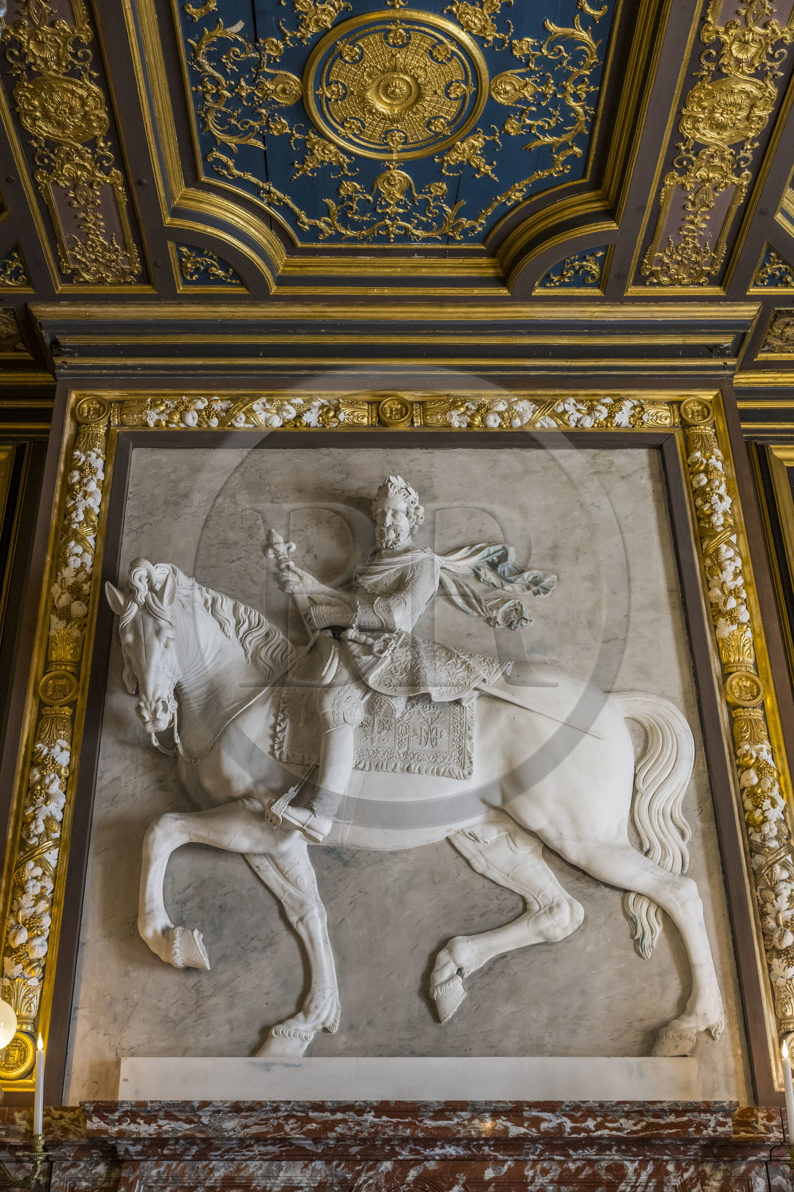 France, Seine-et-Marne (77), Fontainebleau, chateau de Fontainebleau, classé Patrimoine Mondial par l'UNESCO, la deuxième salle Saint-Louis ou salon du Donjon, la plus ancienne salle du chateau, où a été déplacée la cheminée en marbre du Languedoc ornée d'un bas-relief équestre représentant Henri IV, réalisé vers 1600 par Matthieu Jacquet