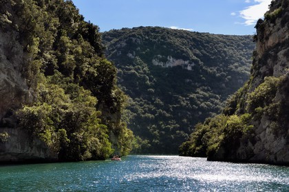 France, Alpes-de-Haute-Provence (04), Parc Naturel Régional du Verdon, kayak dans les Basses Gorges du Verdon en aval du lac de Sainte Croix