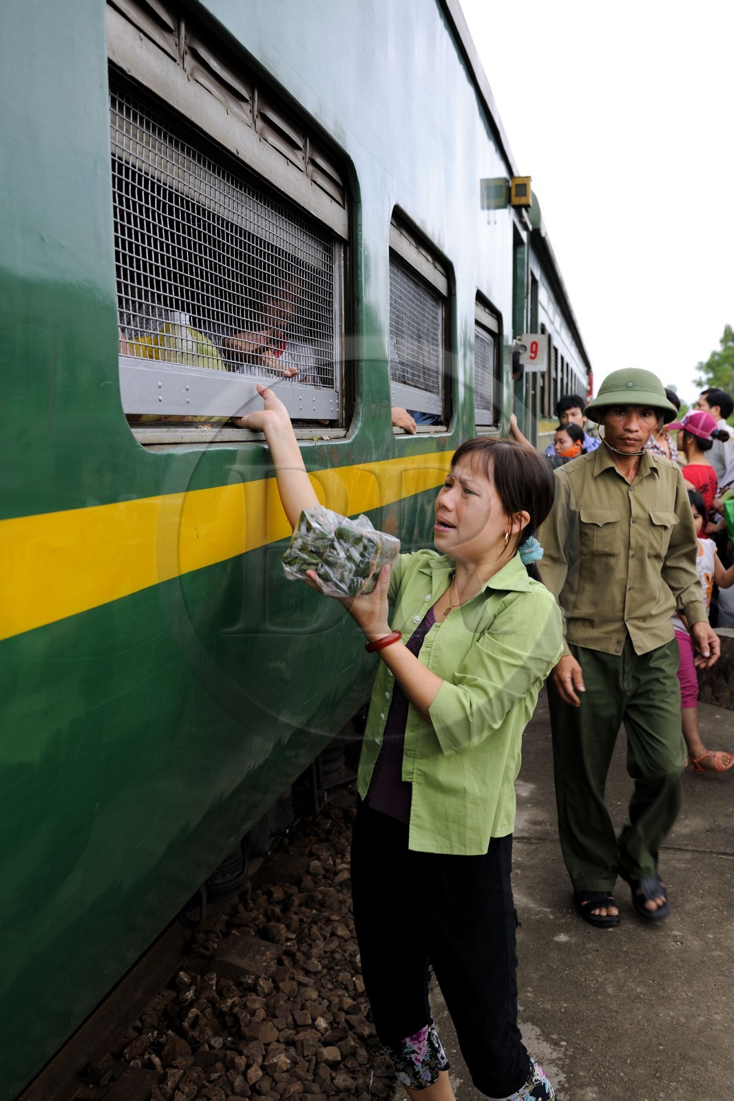 Vietnam, train de jour de Lao Cai à Hanoï, vente de nourriture au arrêts