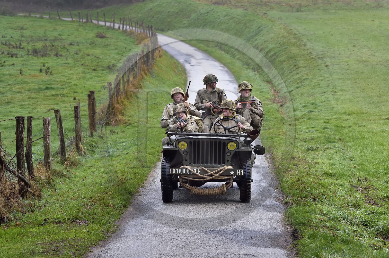 France, Eure (27), Sainte-Colombe-prés-Vernon, Allied Reconstitution Group (association de reconstitution historique de la 2éme Guerre Mondiale américain et Maquis), reconstitueurs en uniforme de la 101e division aéroportée US progressant en jeep Willys