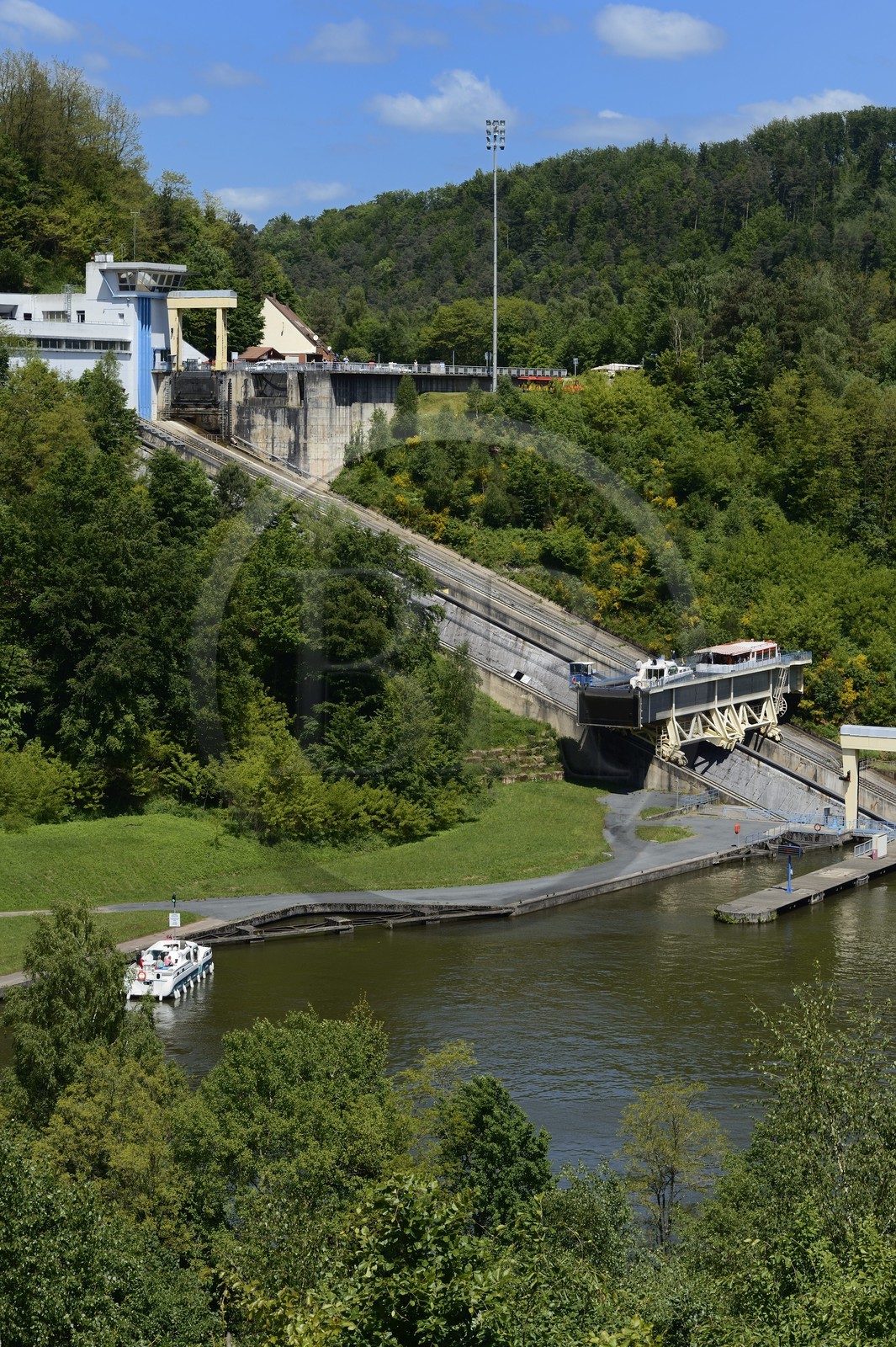 France, Moselle (57), le plan incliné de Saint-Louis-Arzviller est un ascenseur à bateaux qui fait partie du canal de la Marne au Rhin et  et permet la traversée des Vosges, il remplace 17 écluses