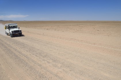 Namibie, région de Erongo, parc national Namib Naukluft, désert du Namib, 4x4 Land Rover sur la piste C14