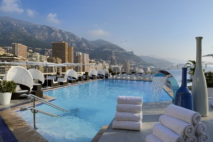 Principauté de Monaco, Monaco, Monte-Carlo, la piscine sur le toit de l'Hotel Fairmont et le quartier de Larvotto en arrière plan