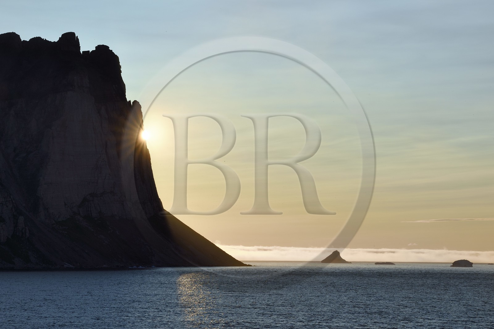 Groenland, cote Nord-Ouest, Murchison sund au nord de Baffin Bay, les falaises vertigineuses de Hakluyt Island au large de la cote ouest de Kiatak (Northumberland Island)
