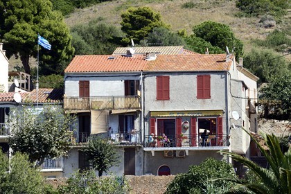 France, Corse-du-Sud (2A), Cargèse, café de la ville sur lequel flotte le drapeau grec
