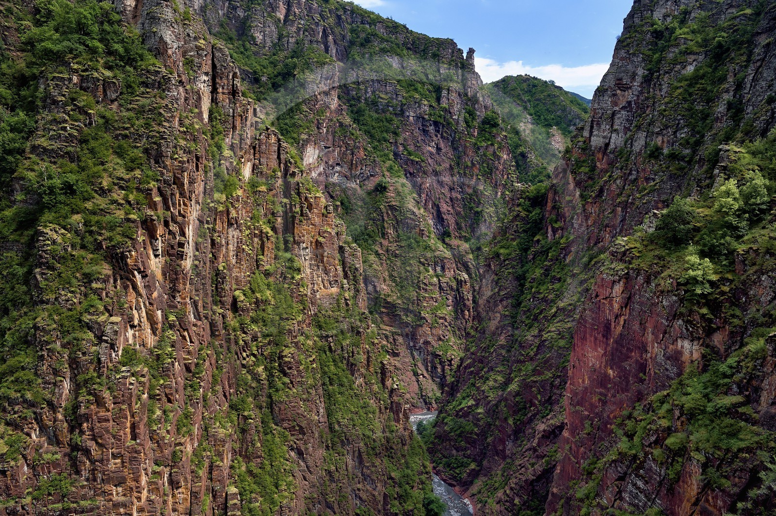 France, Alpes-Maritimes (06), parc national du Mercantour, vallée du Haut-Var, les Gorges de Daluis creusées par le Var dans des sols de pélite rouge