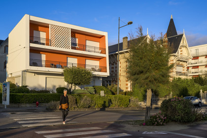 France, Charente-Maritime, Royan, on Boulevard Frédéric Garnier which runs along the Grande-Conche beach, the small building (in orange) La Perrinière from the 1950s designed by the architects M. Barnier and J. Daugrois
