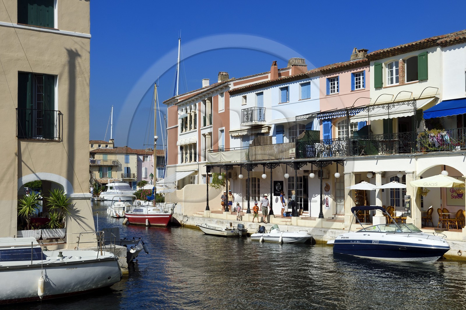 France, Var (83),  golfe de Saint-Tropez, la cité lacustre de Port-Grimaud, zone de commerces