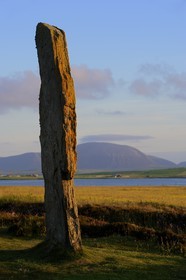 Royaume-Uni, Ecosse, Iles Orcades, Ile de Mainland, au bord du Loch of Stenness, cercle de pierres levées du Ring of Brodgar, classées Patrimoine Mondial de l' UNESCO