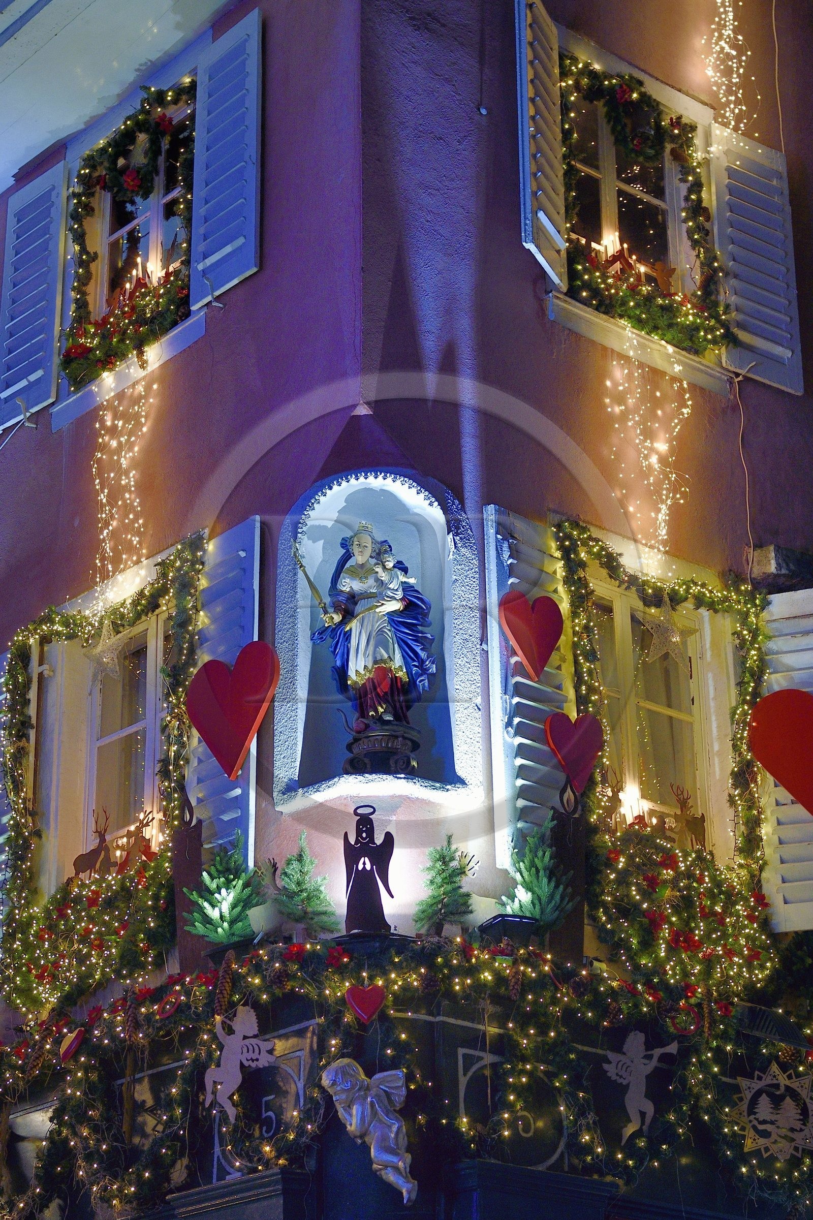 France, Bas-Rhin (67), Selestat, maison avec une Vierge à l'Enfant avec des décorations de Noël
