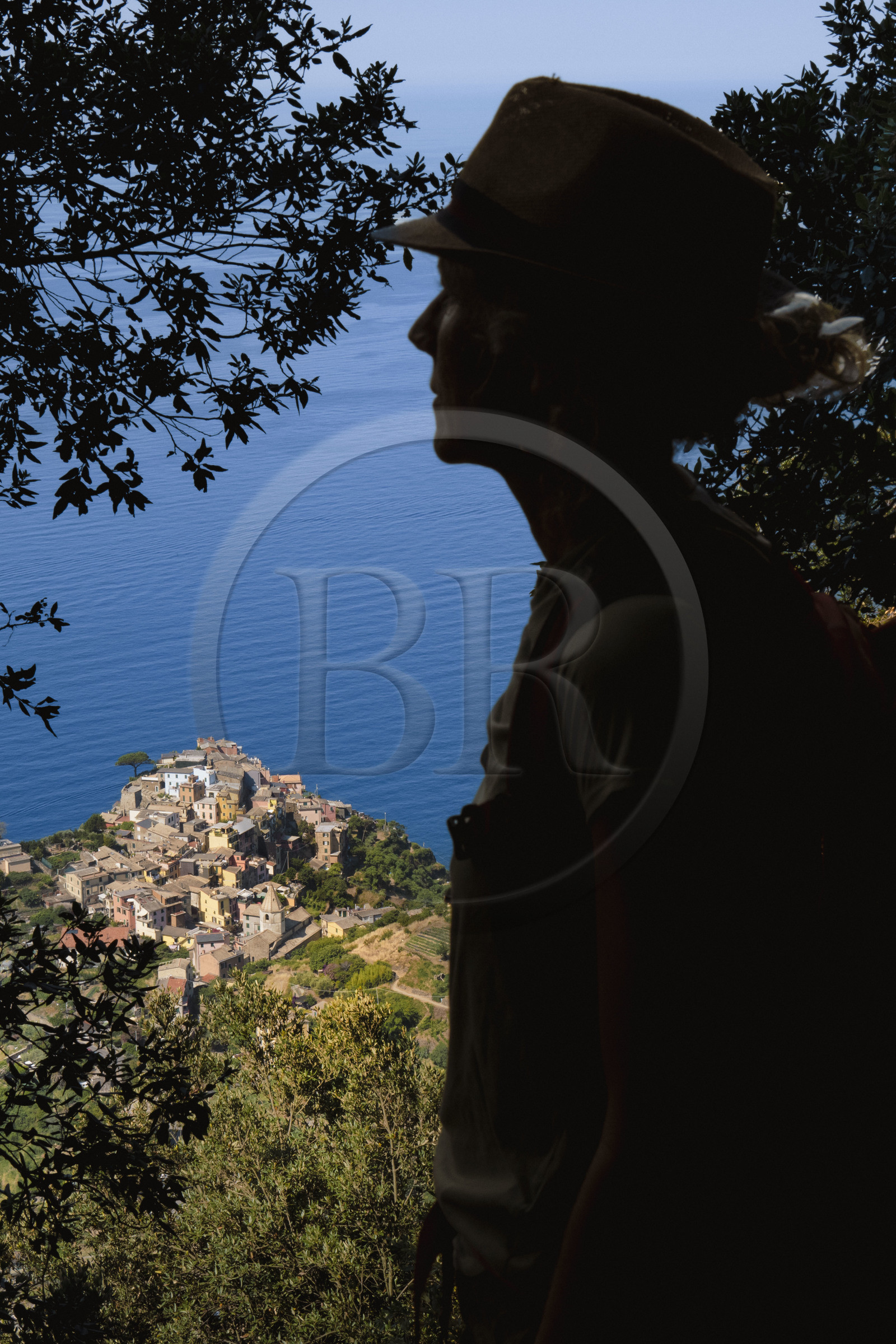 Italie, Ligurie, Cinque Terre, parc national des Cinque Terre classé Patrimoine Mondial de l'UNESCO, randonneurs montant sur le sentier GR 586 entre Corniglia et Volastra au dessus de Manarola, le village de  Corniglia en arrière plan Italie, Ligurie, Cinque Terre, parc national des Cinque Terre classé Patrimoine Mondial de l'UNESCO, randonneurs montant sur le sentier GR 586 entre Corniglia et Volastra au dessus de Manarola, le village de  Corniglia en arrière plan