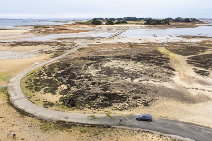 France, Finistère (29), Baie de Morlaix, Carantec, la route submersible sur l'estran à marée basse vers l'Ile Callot en arrière plan (vue aérienne)