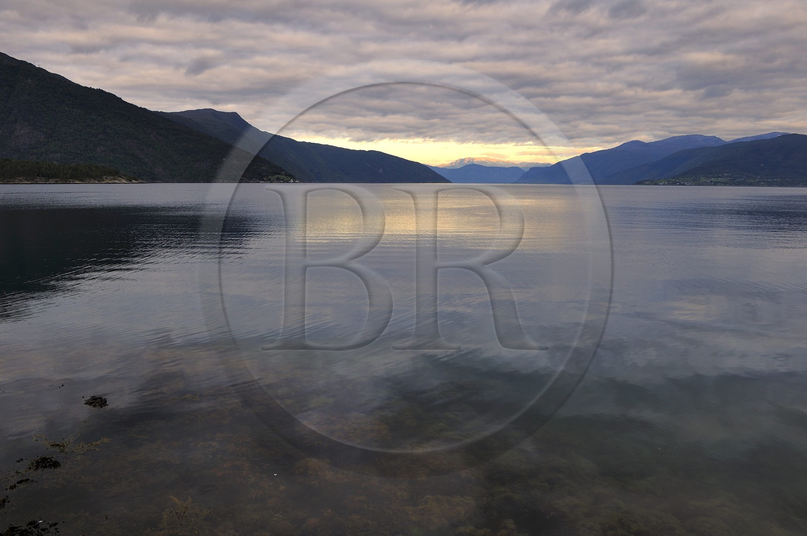 Norvège, comté de Sogn Og Fjordane, le sognefjorden à Balestrand et la montagne de Bleia (1718m) au fond